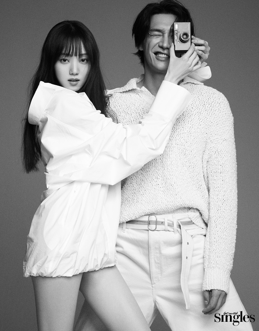 이성경이 발렌티노의 셔츠와 팬츠, 김영광이 시스템 옴므의 니트, 진샌더 by 분더샵의 쇼츠를 착용하고 촬영한 싱글즈 화보